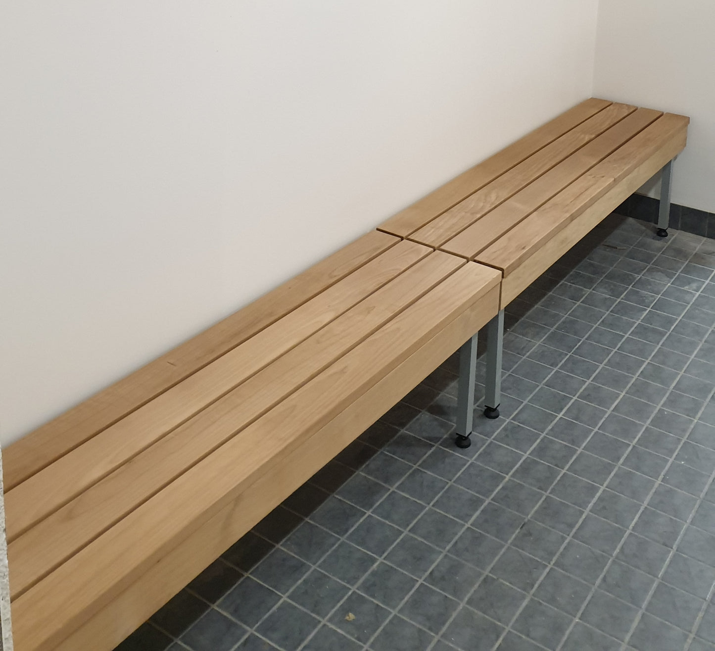 Pukuhuoneen penkki "alumiinijalat"